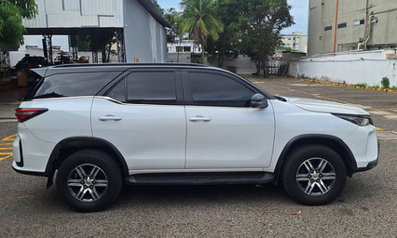 Toyota Fortuner 2.7L...
