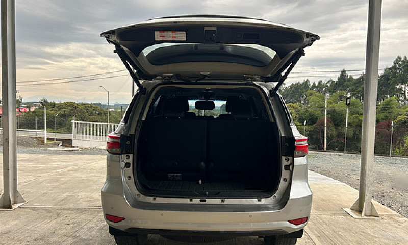 Toyota Fortuner 2.7L...