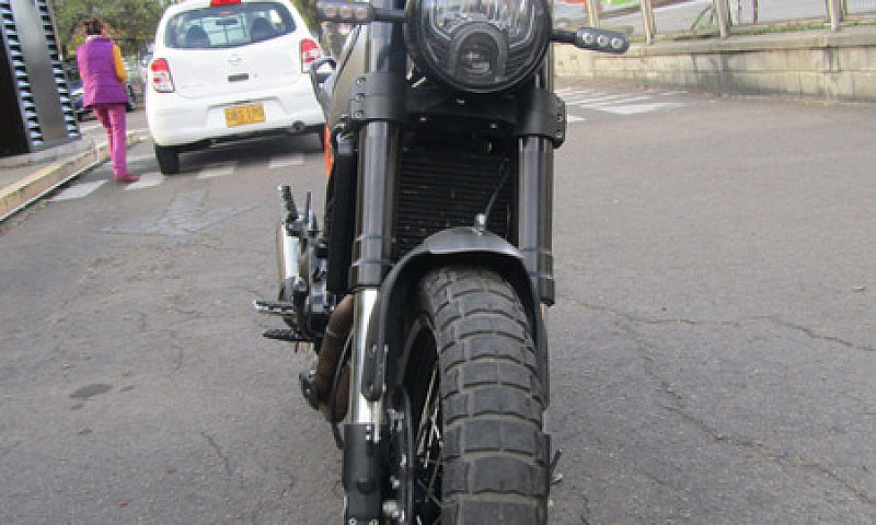 Benelli Leoncino 500...
