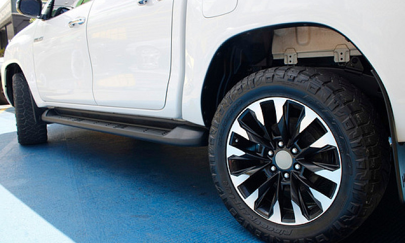 Toyota Hilux 2.8L...
