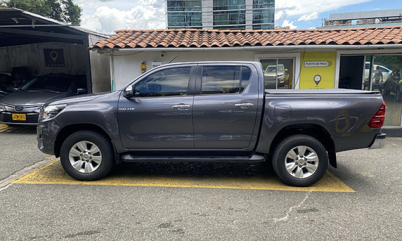 Toyota Hilux  2.8 Sr...