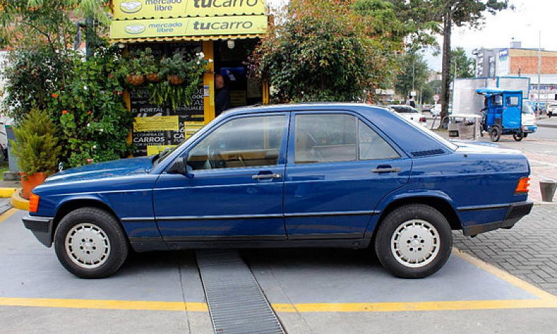 Mercedes-Benz 190 E ...
