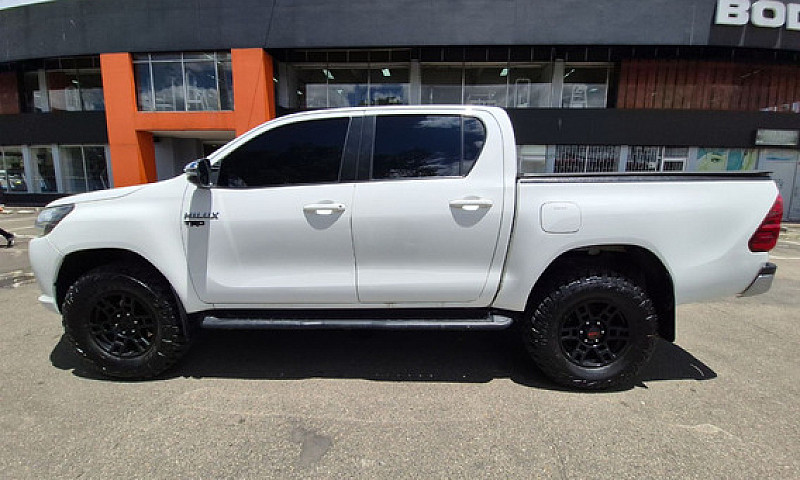 Toyota Hilux 2.4L...