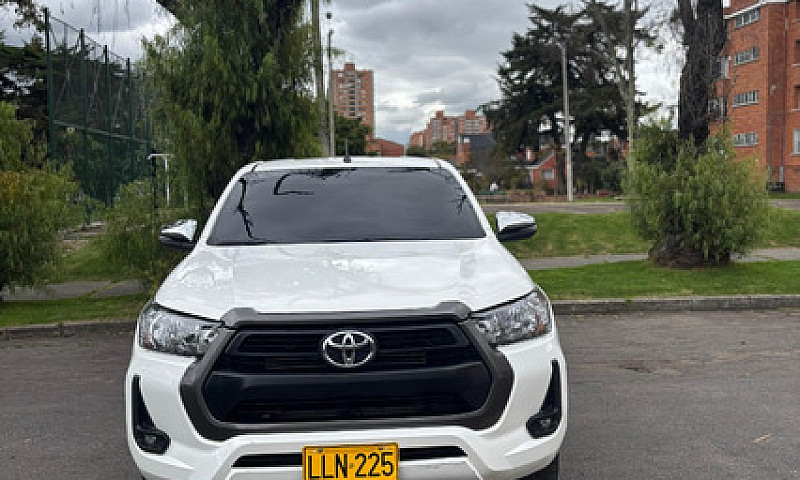 Toyota Hilux 2.4L Mt...