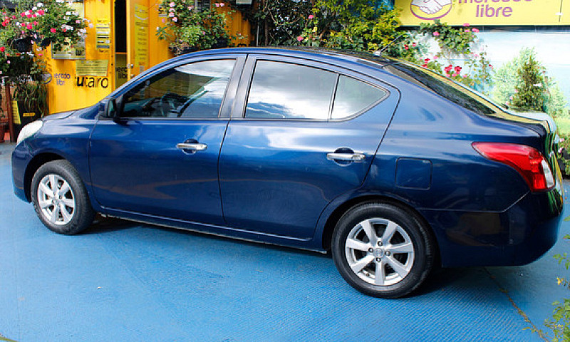 Nissan Versa 1.6 Adv...