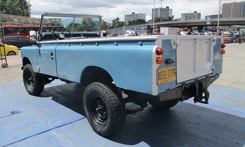Land Rover Santana 2...