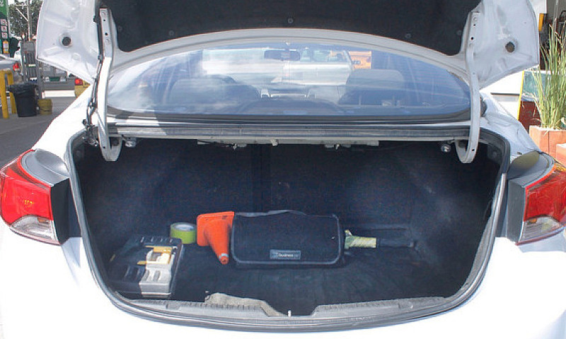 Hyundai Elantra 1.8 ...