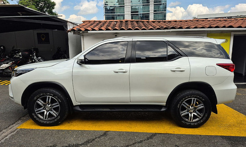 Toyota Fortuner 2.4 ...