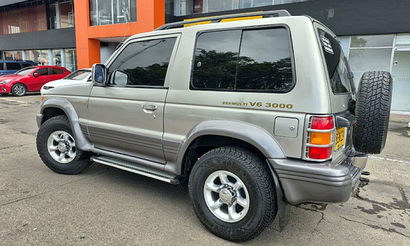Mitsubishi Montero 3...