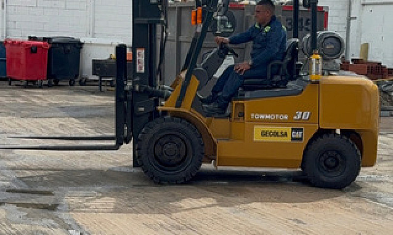 Montacargas Towmotor...