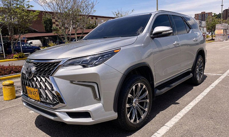 Toyota Fortuner 2.7L...