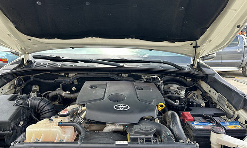 Toyota Hilux 2.4L...