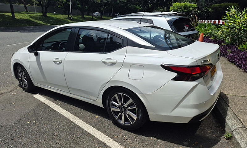 Nissan Versa 1.6 Adv...
