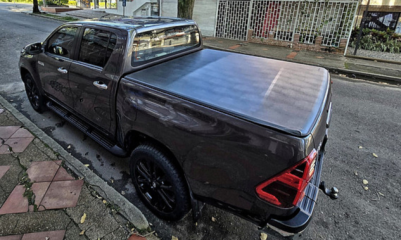 Toyota Hilux 2.4L...