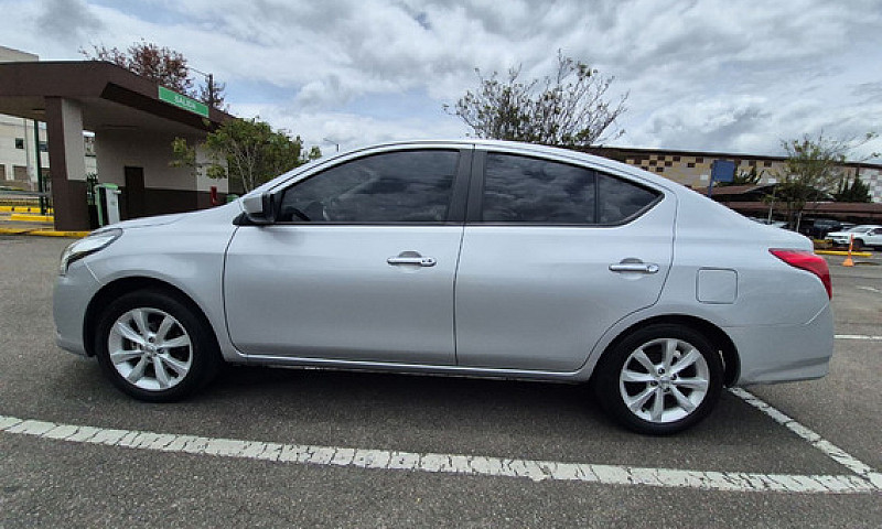 Nissan Versa 1.6 Adv...