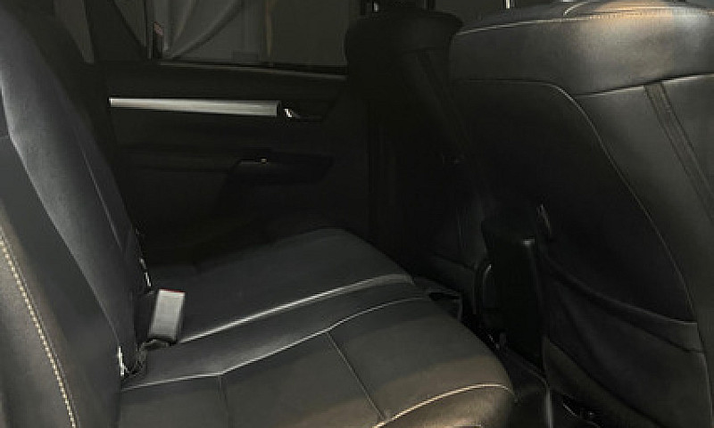 Toyota Hilux 2.8L...