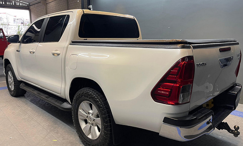 Toyota Hilux 2.8L...