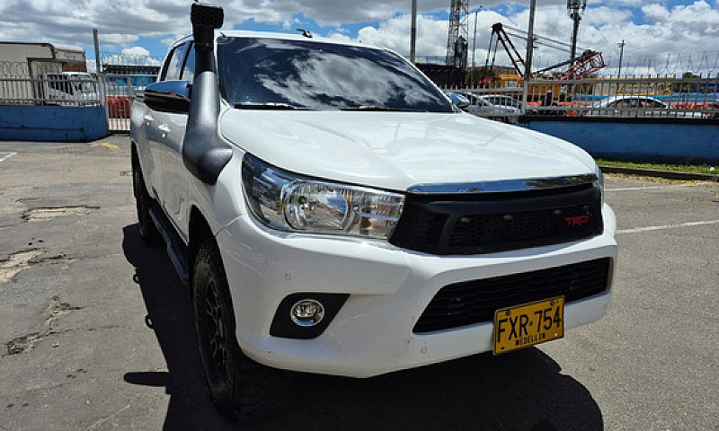 Toyota Hilux 2.4L...