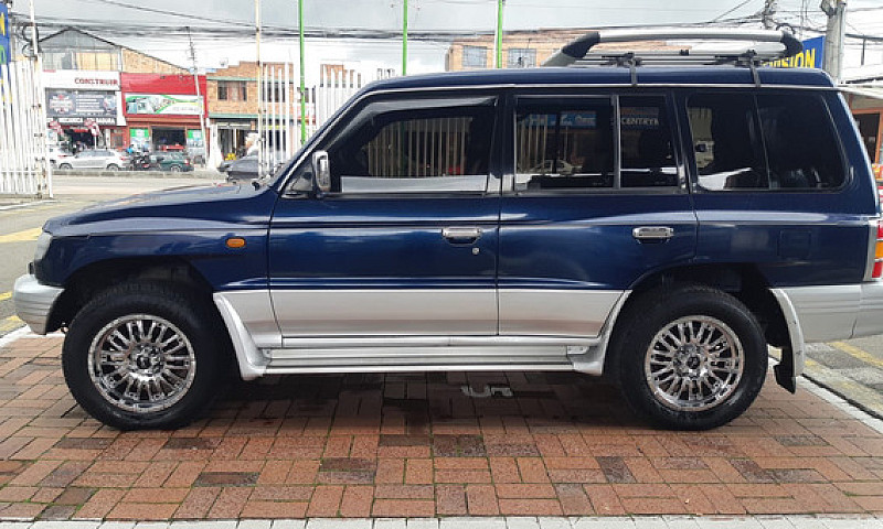 Mitsubishi Montero 3...