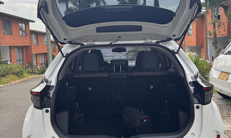 Toyota Yaris Cross 1...