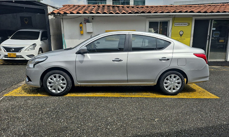 Nissan Versa 1.6 Adv...