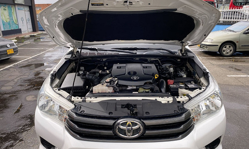 Toyota Hilux 2.4 4X4...