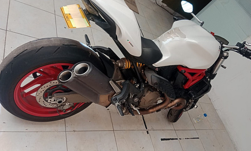 Ducati Monster 821...