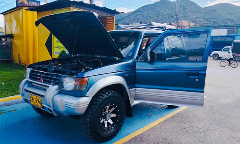 Mitsubishi Montero 3...