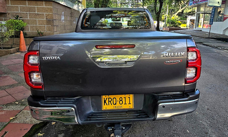 Toyota Hilux 2.4L...