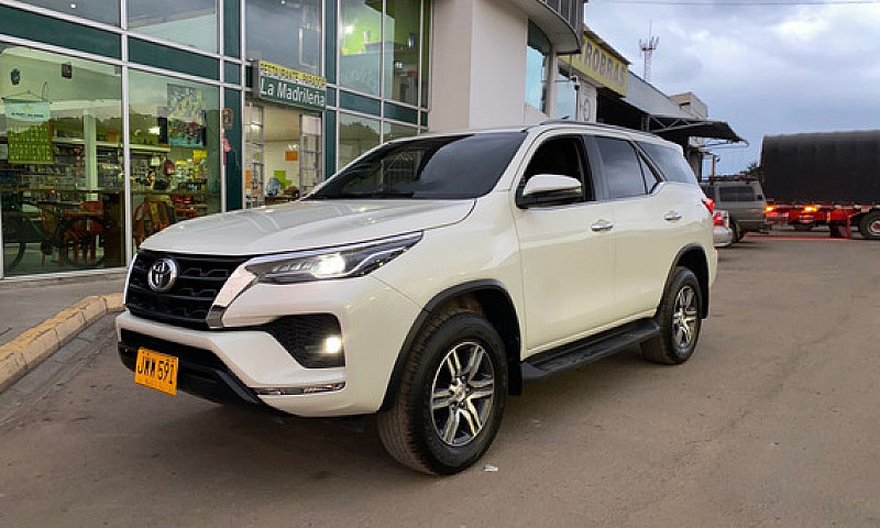 Toyota Fortuner 2.4...