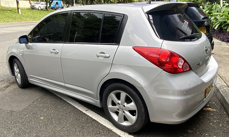 Nissan Tiida 1.8 Pre...