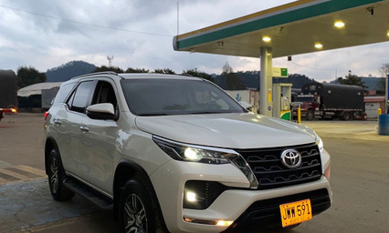Toyota Fortuner 2.4...