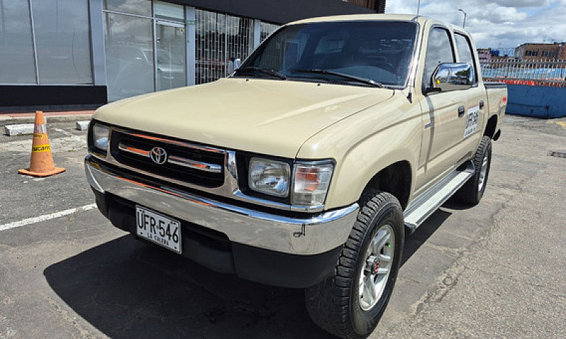 Toyota Hilux 2.4L...