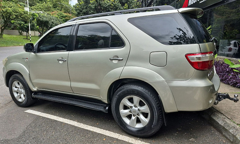 Toyota Fortuner 3.0 ...