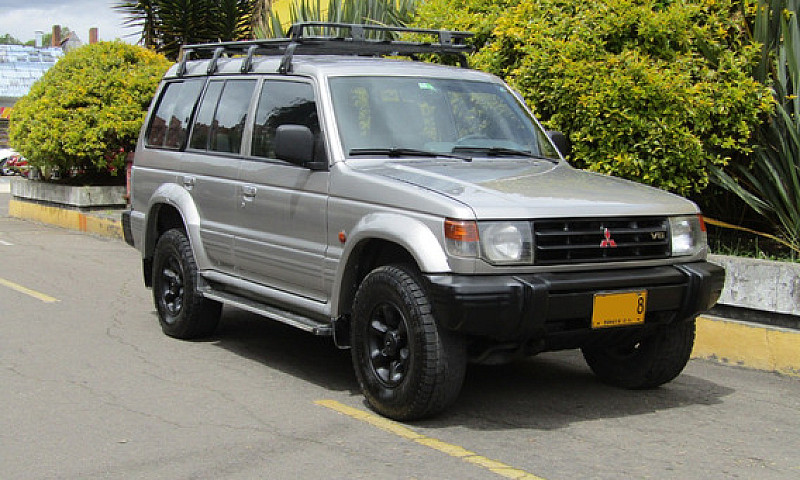 Mitsubishi Montero 3...