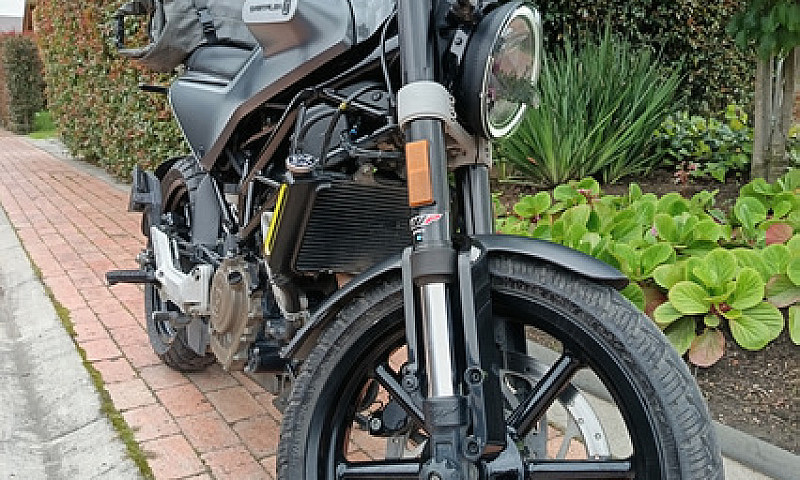 Moto Svartpilen 200 ...