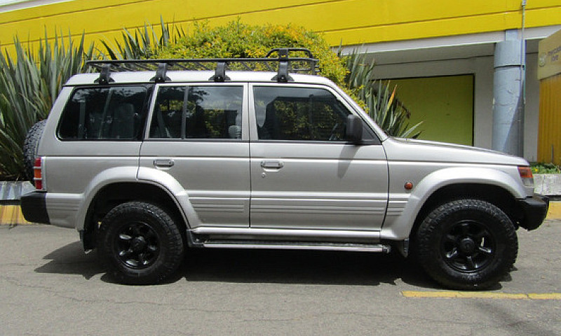 Mitsubishi Montero 3...