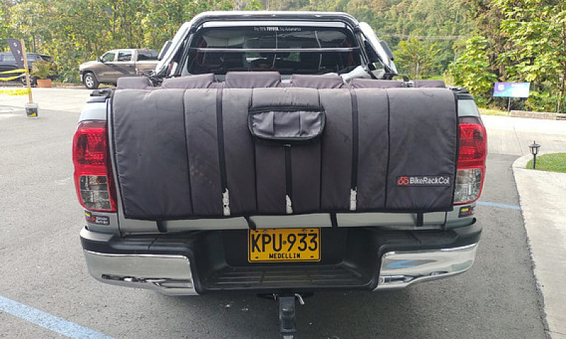 Toyota Hilux 2.4L...
