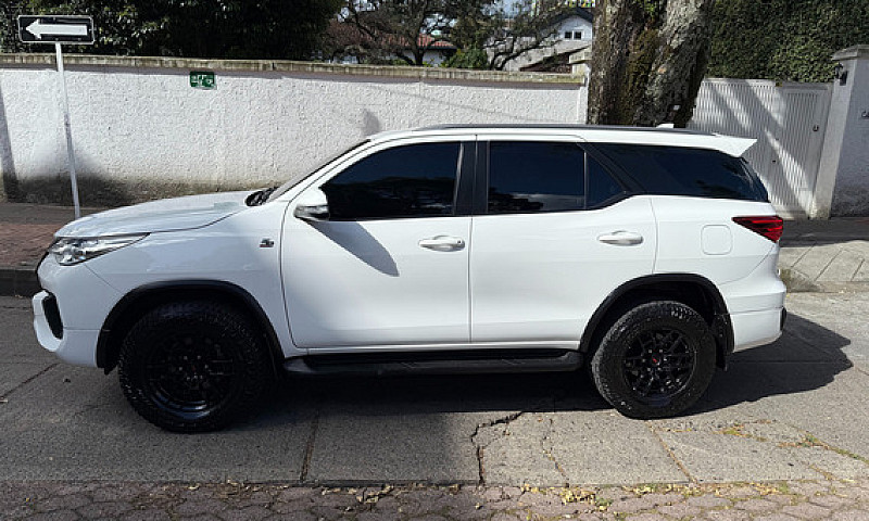Toyota Fortuner 2.7L...