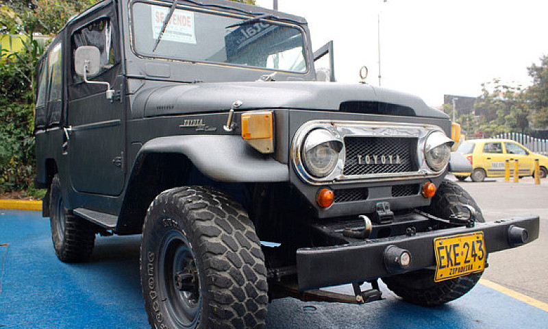 Yoyota Fj-40 Land Cr...