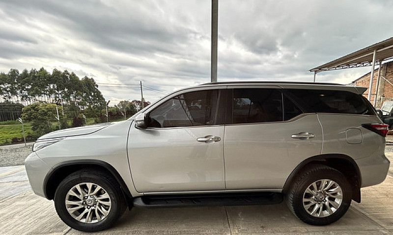 Toyota Fortuner 2.7L...