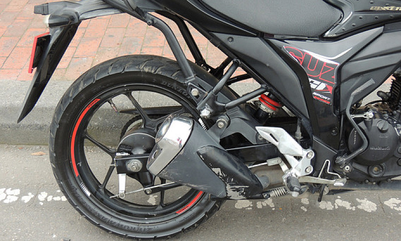 Motocicleta Gixxer 1...