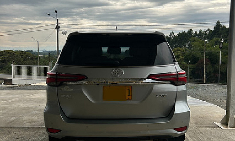 Toyota Fortuner 2.7L...
