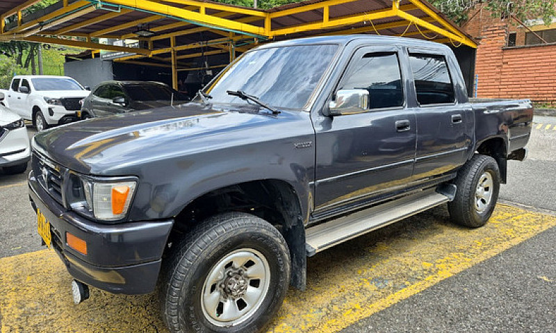 Toyota Hilux 2.4 4X4...