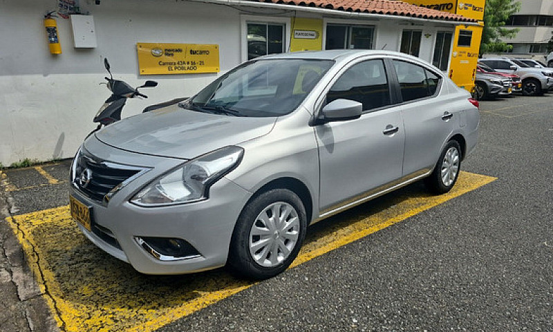 Nissan Versa 1.6 Adv...