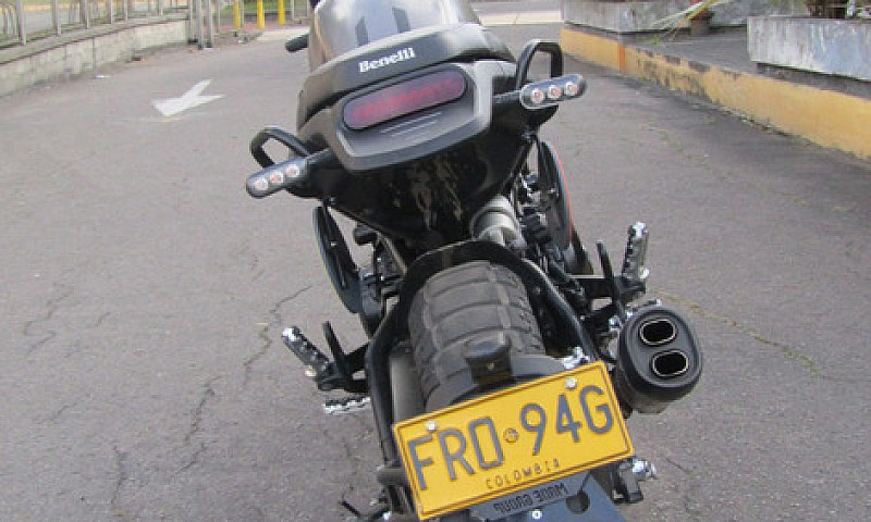 Benelli Leoncino 500...
