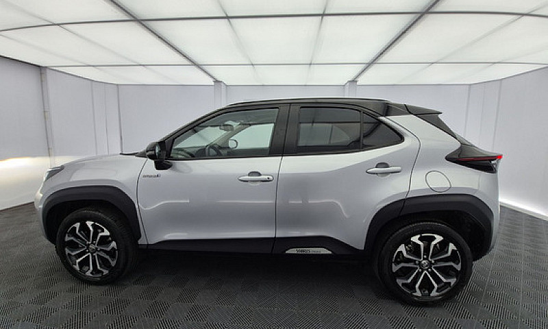 Toyota Yaris Cross 1...