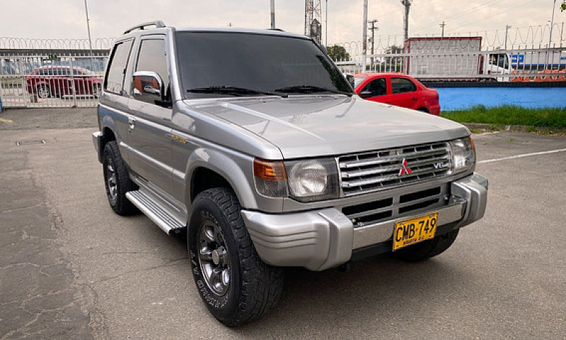 Mitsubishi Montero 3...