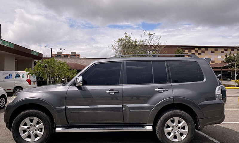 Mitsubishi Montero 3...