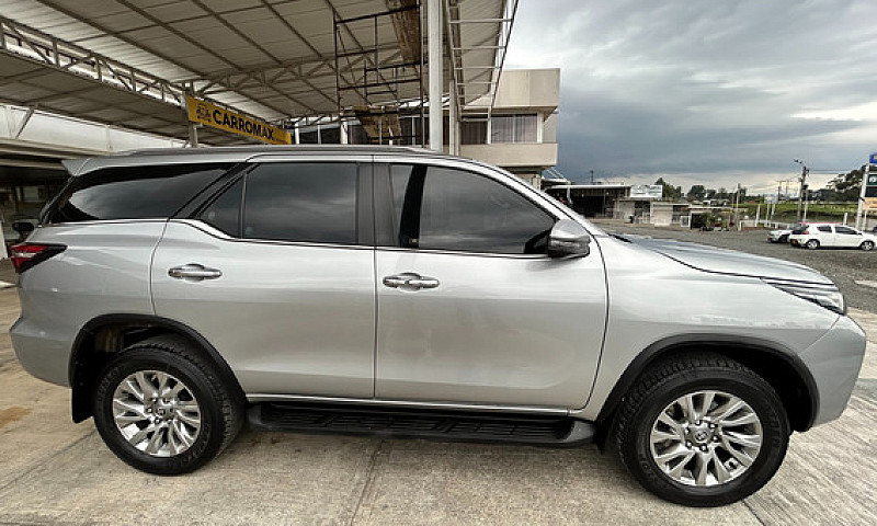 Toyota Fortuner 2.7L...